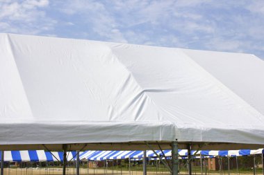 Metal yapı, çadır, çadır ve gökyüzü.