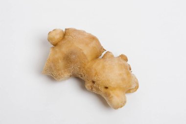 Beyaz arka plan üzerinde izole sağlıklı zencefil kökü