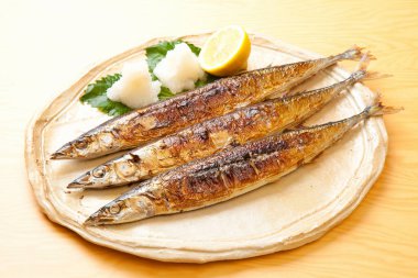 Arka planda limon olan bir tabakta balık, kapat