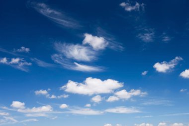 Beyaz bulutlu mavi gökyüzü