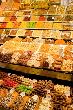 Markette kurutulmuş meyve ve şeker çeşitleri