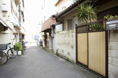 Yaz günü geleneksel Japon sokak manzarası