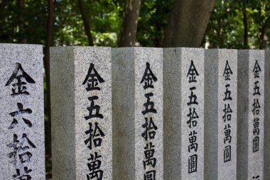 Parktaki Çin sembolleriyle taşların görüntüsünü kapat.