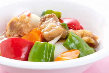 Tatlı ve Ekşi Domuz. Geleneksel Japon yemekleri