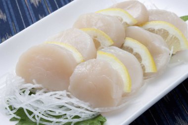 Hotate 'nin mutfak fotoğrafı. Deniz tarakları kabuklarından taze taze sashimi servis edildiğinde inanılmaz tatlı ve kremalı olur.