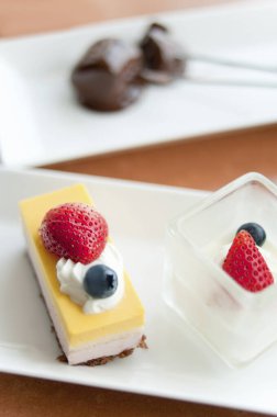 Lezzetli tatlı pasta ve kremalı ve meyveli tatlı.