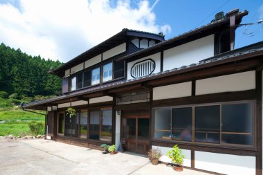 Geleneksel Japon çiftlik evi ahşap kirişler ve sürgülü kapılar