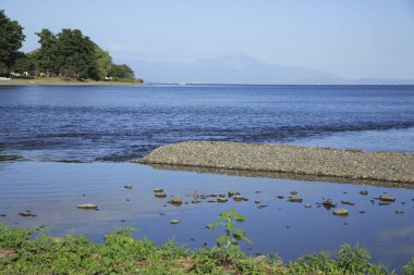 Güzel göl ve arka planda dağlar
