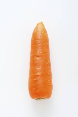 Beyaz arka plan üzerinde izole havuç sebze