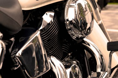 Siyah motosikletin detaylarını kapat