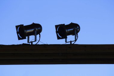 Sahnedeki sahne ışıkları ve ışık gösterisi.                     