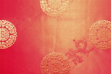 Altın Çin desenleri canlı kırmızı ipek kumaş arka plan dekorasyonu