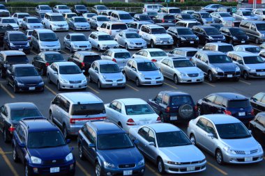 Japonya 'da arka arkaya park etmiş bir sürü araba.