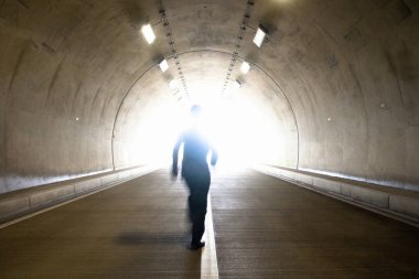 Adam tünelde