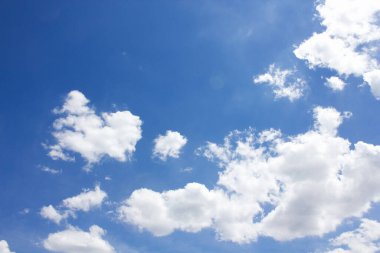 Mavi gökyüzüne karşı beyaz kümülüs bulutları