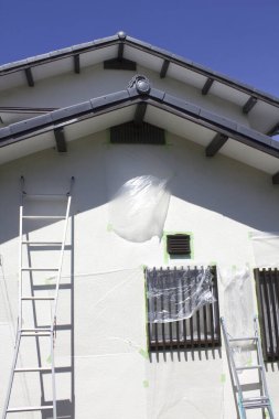 Beyaz Saray 'ın dışı merdivenlerle kaplı. Plastik kaplı. Parlak güneş ışığı mavi gökyüzü.