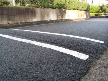 Sokakta beyaz çizgili asfalt yol