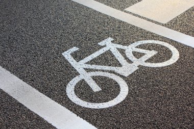 asfalt üzerine boyalı bisiklet yol levhası