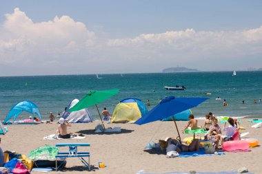 Hayama, Kanagawa Bölgesi, Japonya 'da turistlerin olduğu Morito Plajı