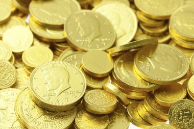 Parlak altın sikkelerin yakın plan görüntüsü, finansal arka plan
