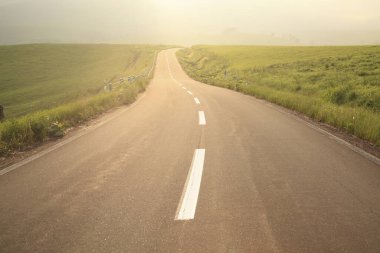 Gün batımında kırsal alanda boş asfalt yol 