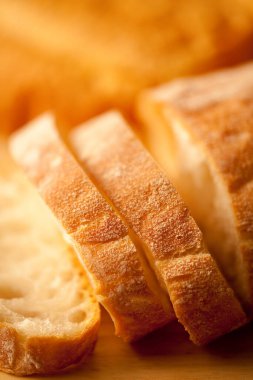 Tahtada dilimlenmiş ekmek ve bıçak.