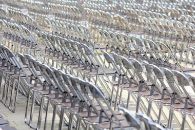 boş metal sandalyeler