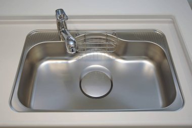 Modern temiz lavabo mutfakta.