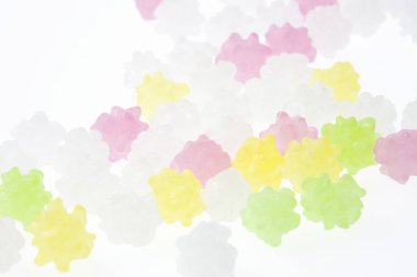 Beyaz arkaplanda renkli şekerlerin yakın plan görüntüsü