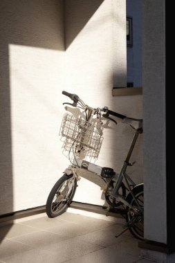 Bisiklet şehirde park halinde.