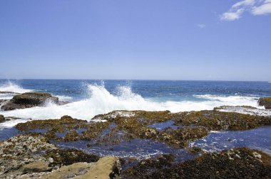 Dalgalar güzel kayalık kıyı şeridinde kırılıyor