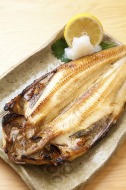Limonlu ve çubuklu bir tabak balık.