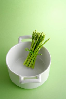 Beyaz bir kasede bir sürü kuşkonmaz