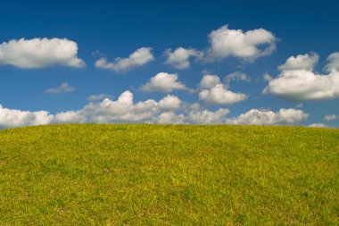 Mavi gökyüzünde beyaz bulutlar, gündüz görüşü 