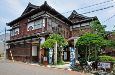 Dekoratif çatı detaylarını içeren geleneksel Japon ahşap binası