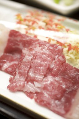 Sebzeli lezzetli mermer bifteğin yakın görüntüsü