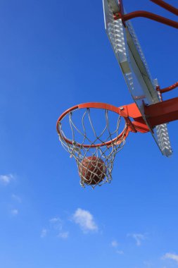 Yakın çekim - basketbol potası mavi gökyüzüne karşı