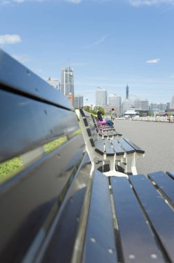 Modern şehir manzaralı boş ahşap banklar