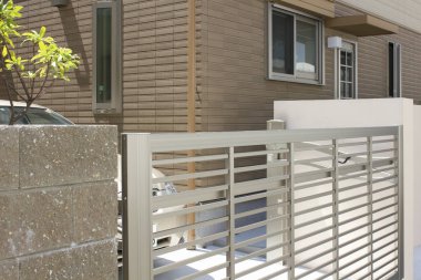 Modern metal kapı tuğla evin girişine yakın.