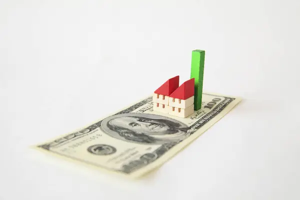 Uma Casa Com Uma Nota Dólar Com Uma Barra Verde — Fotografia de Stock