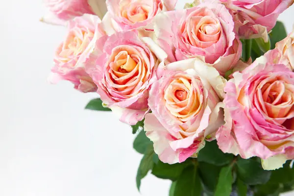 Hermosas Rosas Frescas Una Mesa — Foto de Stock