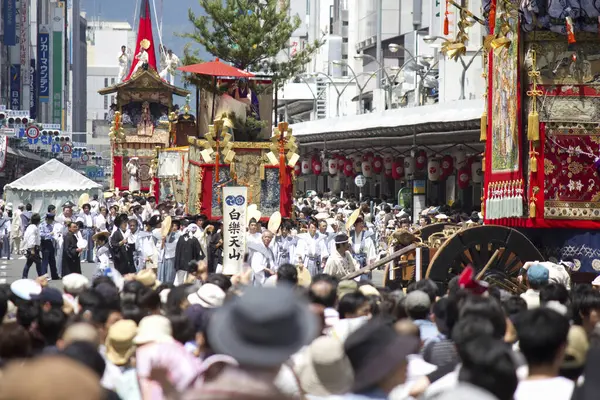  Gion Matsuri festivali için her yıl Kyoto 'da dev hoko şamandırası düzenleniyor.