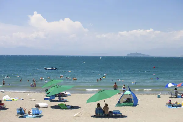 Hayama, Kanagawa Bölgesi, Japonya 'da turistlerin olduğu Morito Plajı