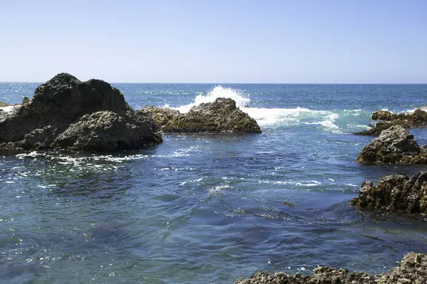 Rochas Praia Céu Azul Fundo Natureza — Fotografia de Stock