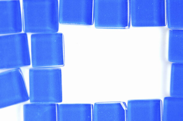 голубые кубики на белом фоне 