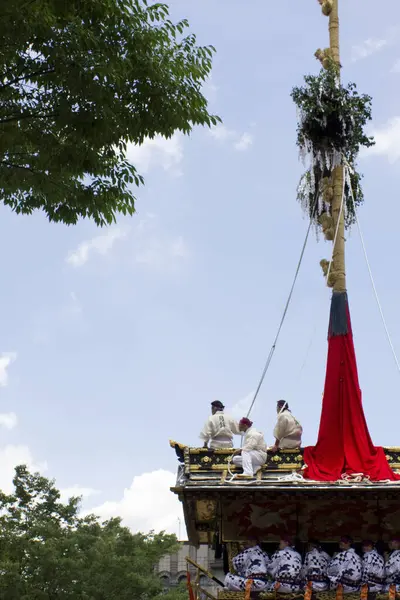京都で毎年開催される祇園祭のための巨大なホコフロート — ストック写真