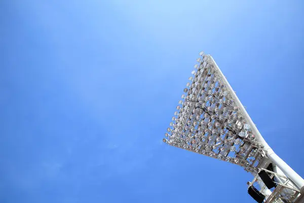 大きな白いライトタワーのあるスタジアム — ストック写真