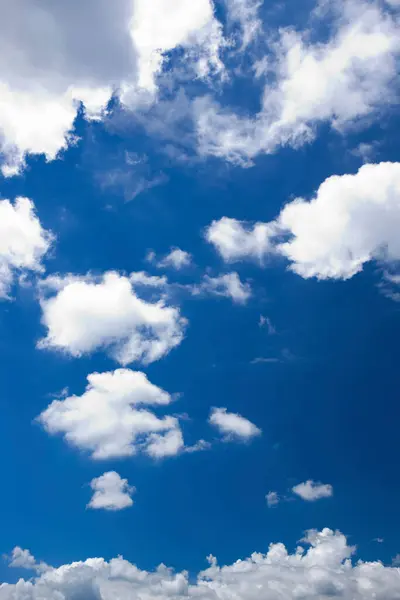 Klarblå Himmel Med Moln — Stockfoto