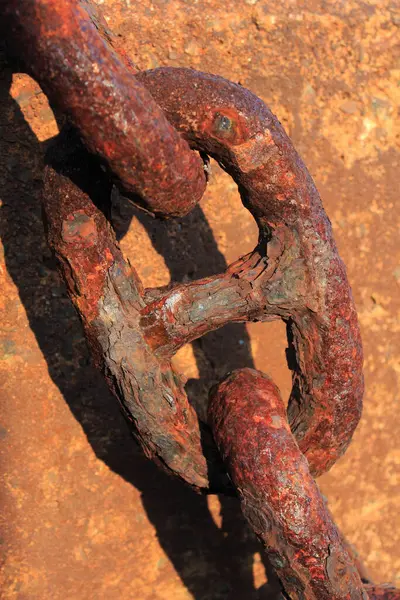 Eski Metalin Üzerindeki Paslı Zincir — Stok fotoğraf