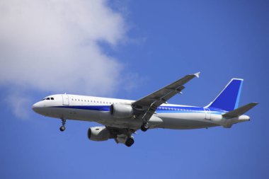 Mavi gökyüzünde uçan uçak